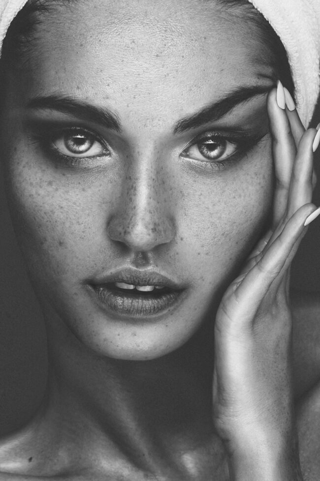 Intensives Schwarz-Weiß Portrait einer Frau mit Turban – portraitfotograf hamburg