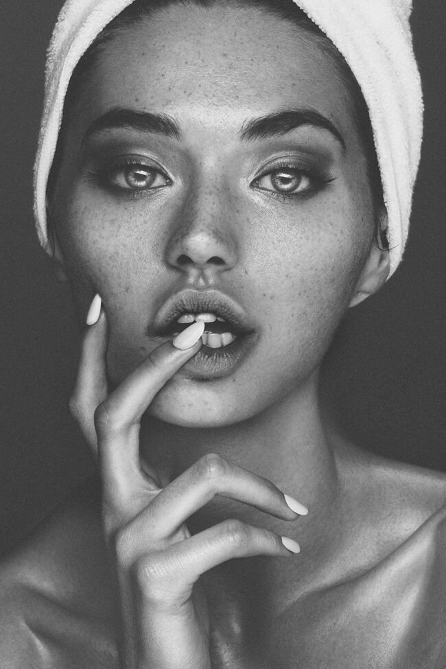 Schwarz-Weiß Portrait einer Frau mit Handgeste und Handtuch-Turban – Portraitfotograf Hamburg