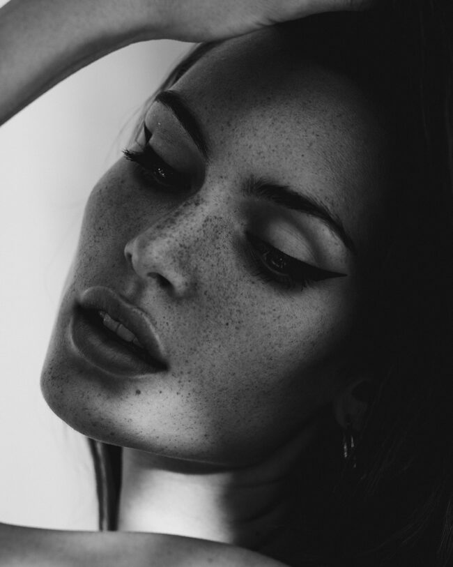 Natural Beauty Porträt von Marion Pascale im Lichtspiel – aufgenommen vom Portraitfotograf Hamburg