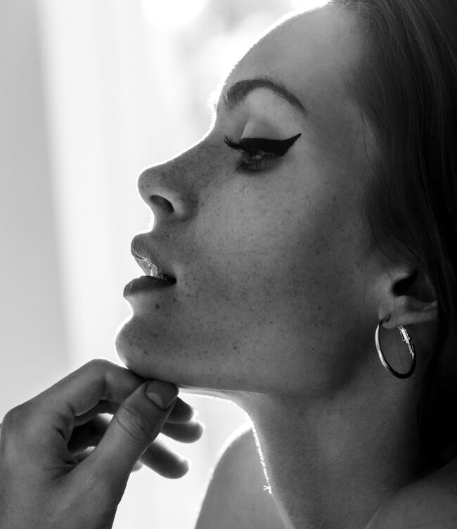 Natürliches Schwarz-Weiß-Porträt von Marion Pascale – fotografiert von Portraitfotograf Hamburg Marco Rothenburger