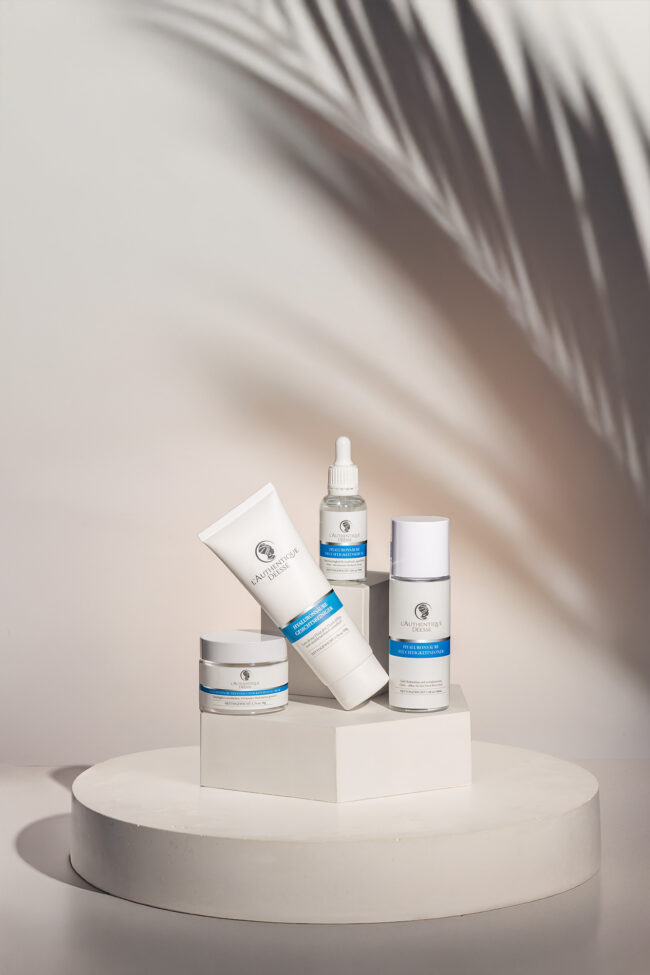 Ästhetisch arrangierte Hautpflegeprodukte mit natürlichem Lichteinfall und Schatteneffekt