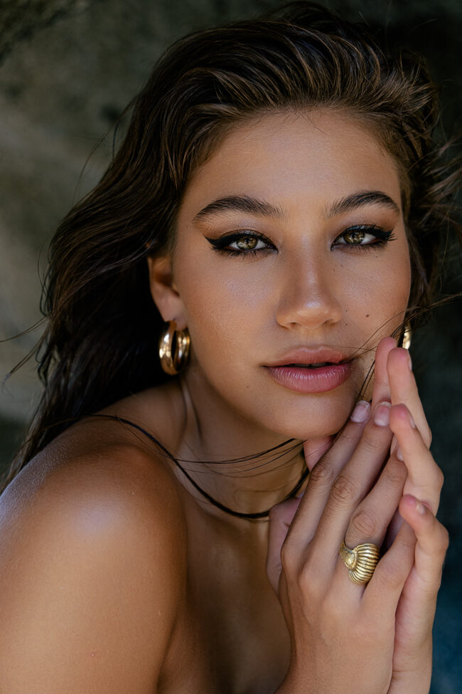 Natürliches Editorial Beauty-Porträt mit Gold-Accessoires – fotografiert von Portraitfotograf Hamburg Marco Rothenburger