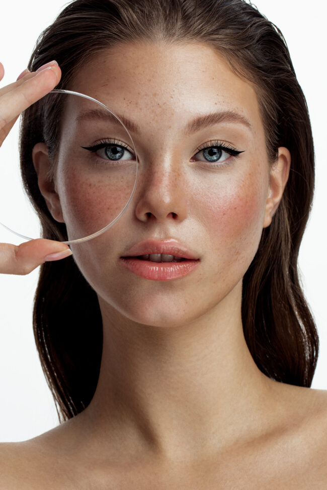 Natürliches Beauty Portrait einer jungen Frau mit Vergrößerungsglas – Portraitfotograf Hamburg