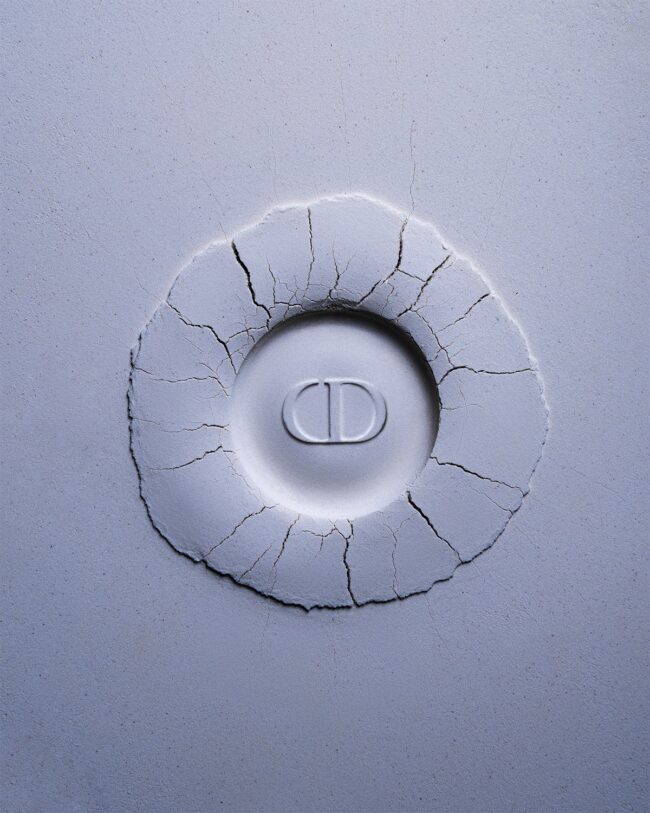 Dior Kompaktpuder in zarter Textur mit kreisförmigem Rissmuster – stilisierte Beauty-Produktfotografie powder