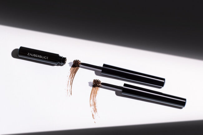 Zwei Bürsten mit braunem Augenbrauengel von ZAUBERBLICK – Produktfoto mit Licht-Schatten-Effekt