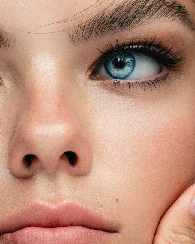 Detailaufnahme eines weiblichen Gesichts – Nahaufnahme von Auge, Nase und Lippen vom Portraitfotograf Hamburg