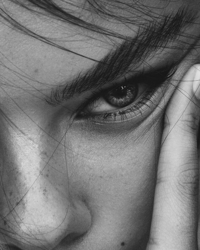 Porträt in Schwarz-Weiß – Nahaufnahme eines Auges mit starker Textur vom Portraitfotograf Hamburg