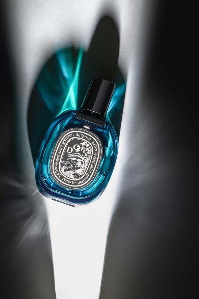 Parfumflakon von Diptyque in Blau mit abstraktem Lichtspiel – modernes Produktfoto in dramatischer Beleuchtung