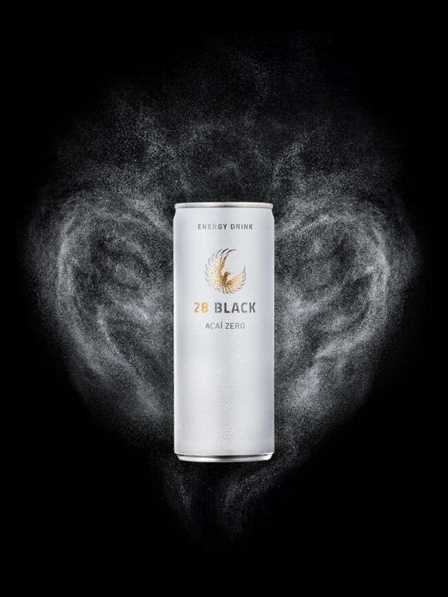 Weiße Dose 28 BLACK Acai Zero mit Herz aus Pulverwolke auf schwarzem Hintergrund