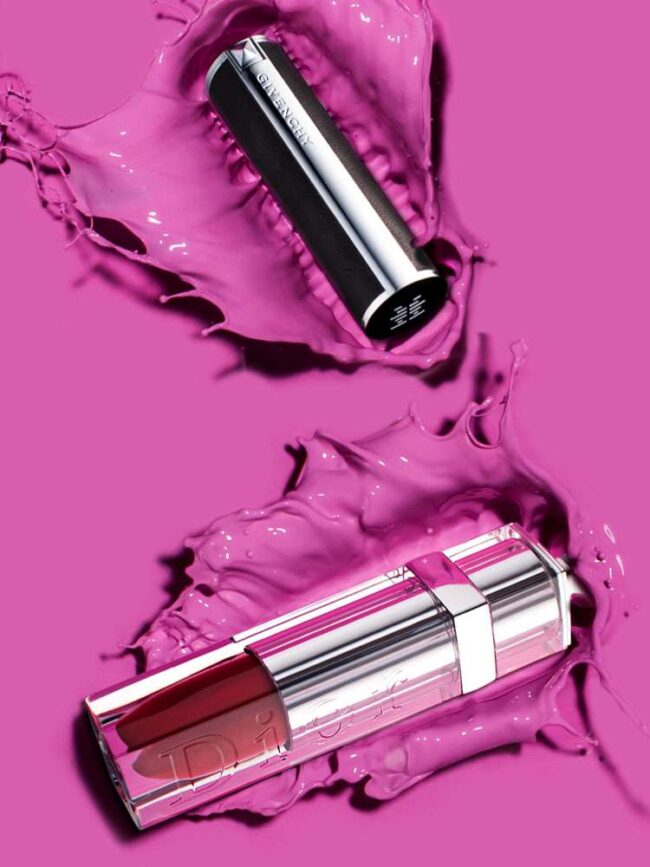 Lippenstifte von Dior und Givenchy auf pinkem Hintergrund mit Farbspritzern
