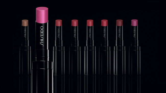 Shiseido Lippenstifte in verschiedenen Farbtönen vor schwarzem Hintergrund
