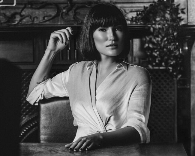 Schwarz-Weiß-Porträt einer stilvollen Frau im klassischen Interieur mit elegantem Look