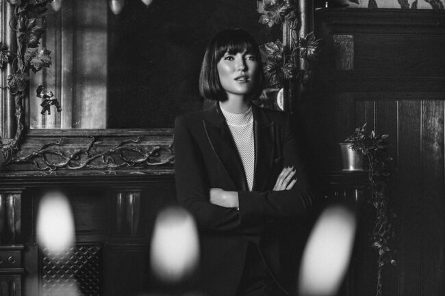 Business Portrait einer Frau in elegantem Anzug vor dunklem Hintergrund – Business Fotograf Hamburg